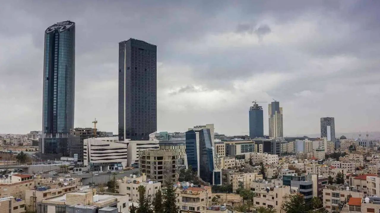 أمطار في عمان.. تقلبات جوية مرتقبة الثلاثاء والحرارة تنخفض إلى 16 درجة